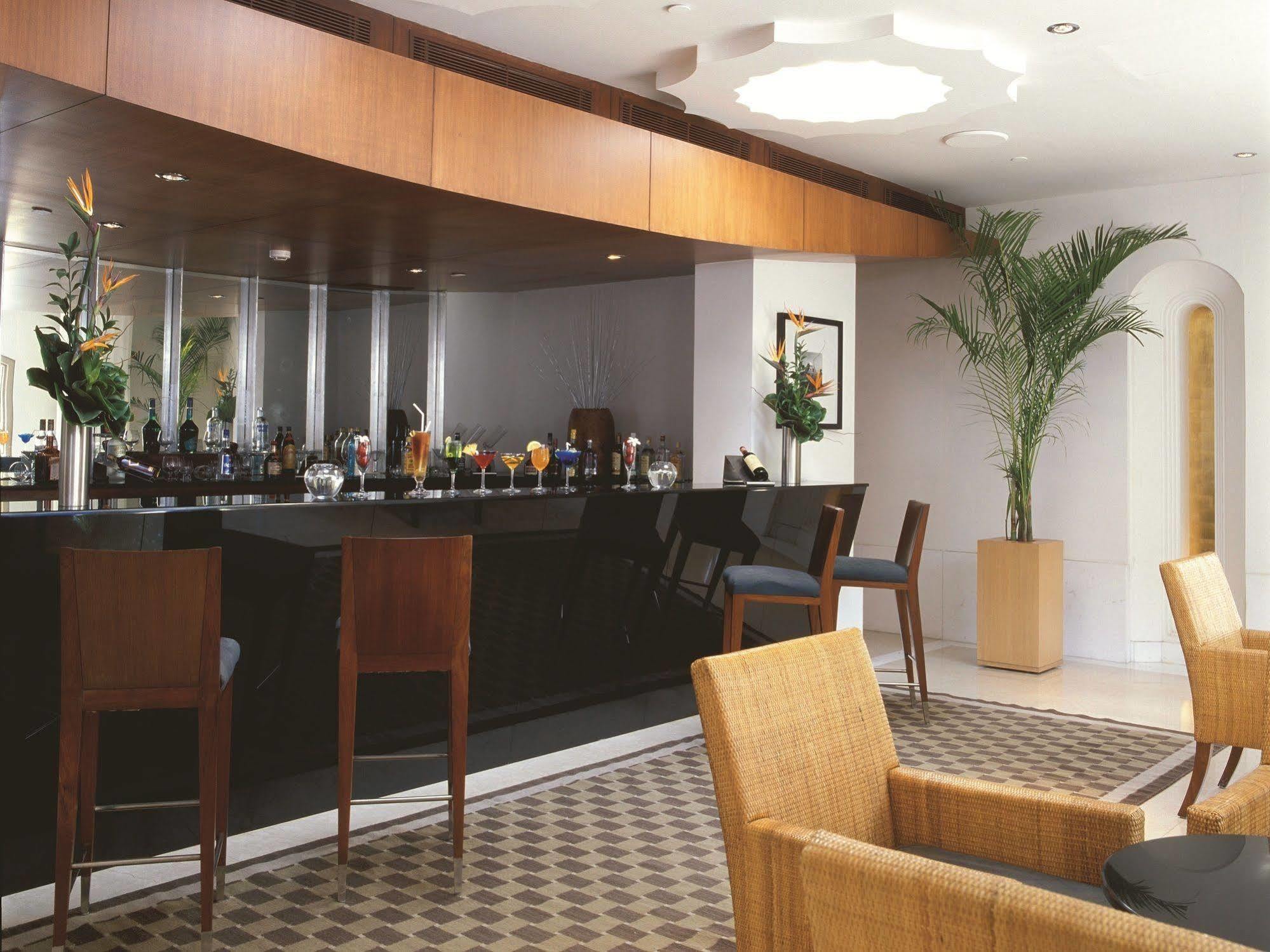 Trident Gurgaon Hotel Екстериор снимка The bar at the Club Lounge